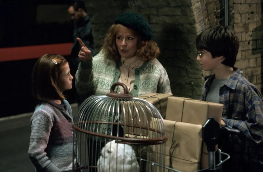 Homenaje a las madres: Molly Weasley ayuda a Harry Potter